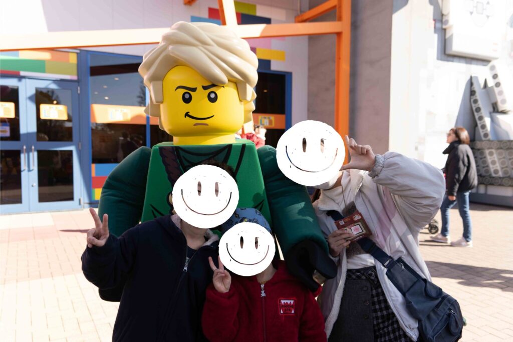 レゴランドのキャラクターグリーティングでレゴにンジャゴーのロイと写真を撮る子どもたち
