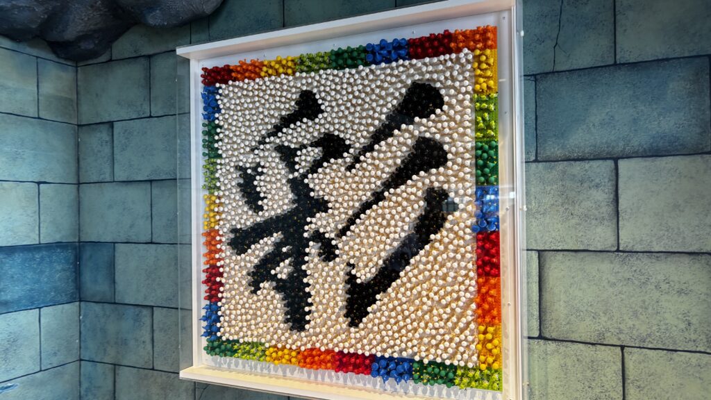 ミニフィグを並べて作った「彩」の文字のアート