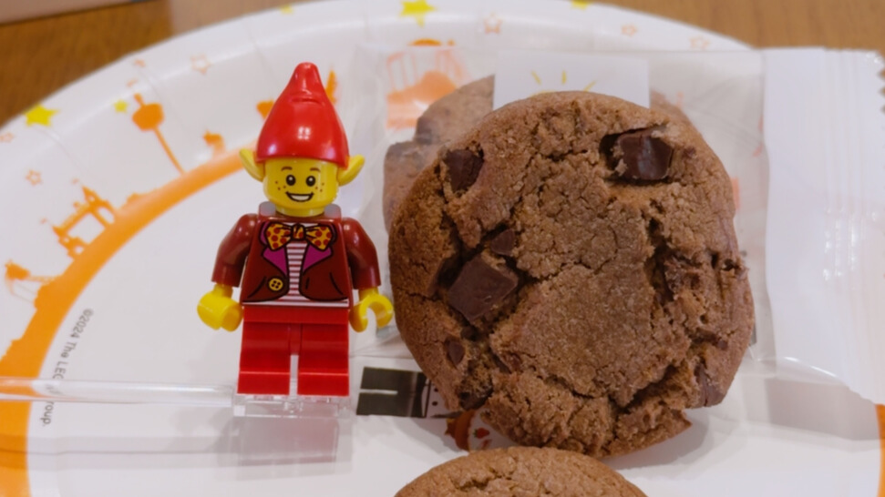 チョコチップクッキーとミニフィグの大きさ比較