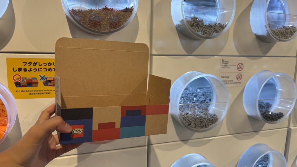ピック・ア・ブリックの売り場で組み立てた空の紙製ボックス