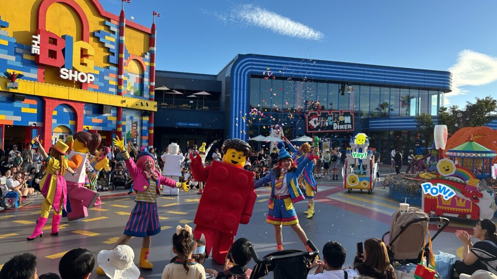 ビッグショップ前で踊るまたきてマーチのキャラクターとダンサー