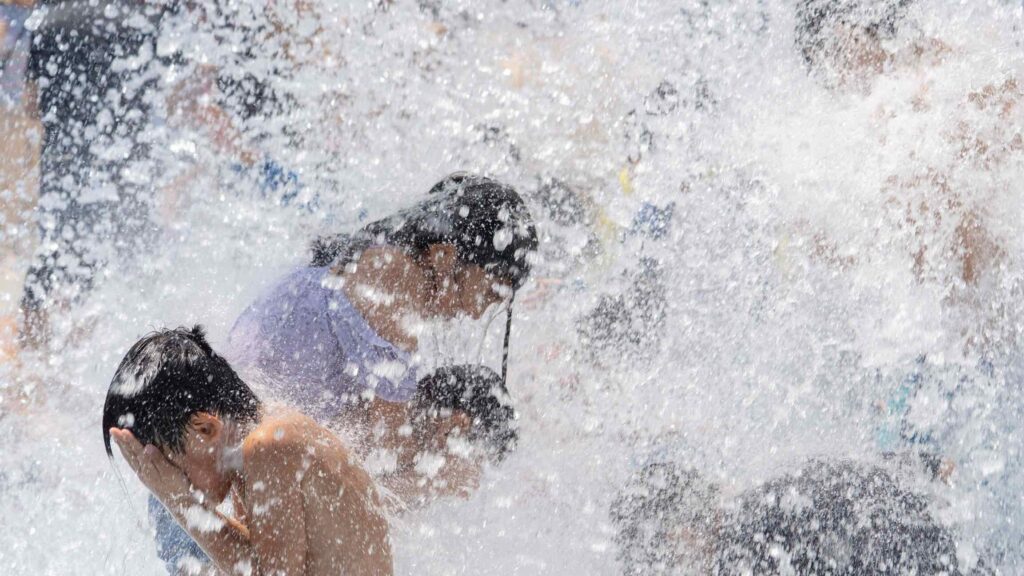 スプラッシュパッドで頭上から水がバッシャーン!!