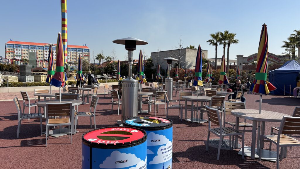 レゴランドのキッチンカーのイートスペース