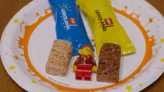 オブザベーションタワーのクランチチョコとミニフィグのサイズ比較