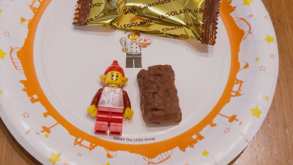 コーン&ナッツチョコレート缶とミニフィグの大きさ比較