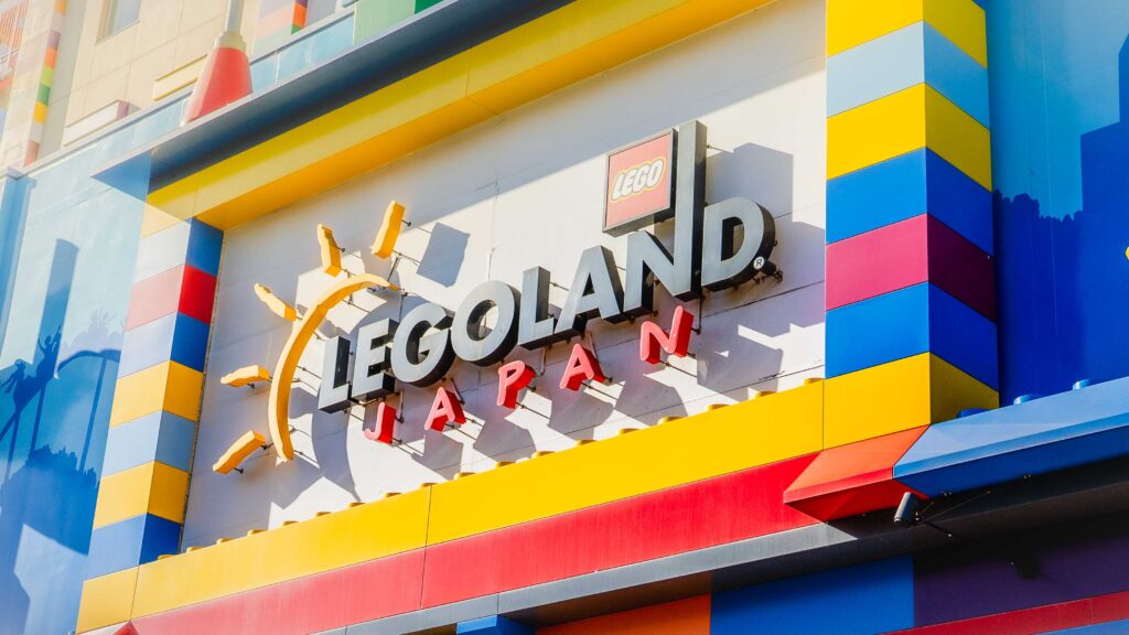 レゴランド・ジャパンの入場手前にあるゲート看板