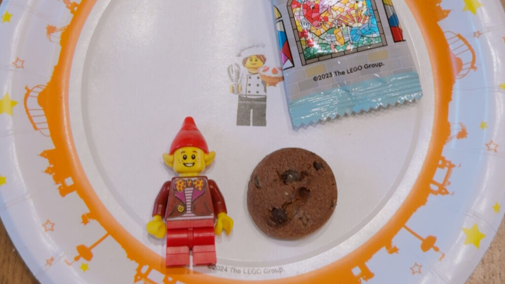 チョコチップココアクッキー キャッスル缶とミニフィグの大きさ比較