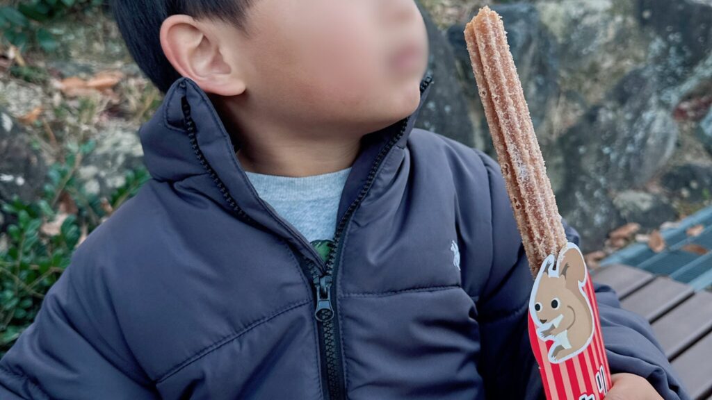 東山動物園のリスのチュロス