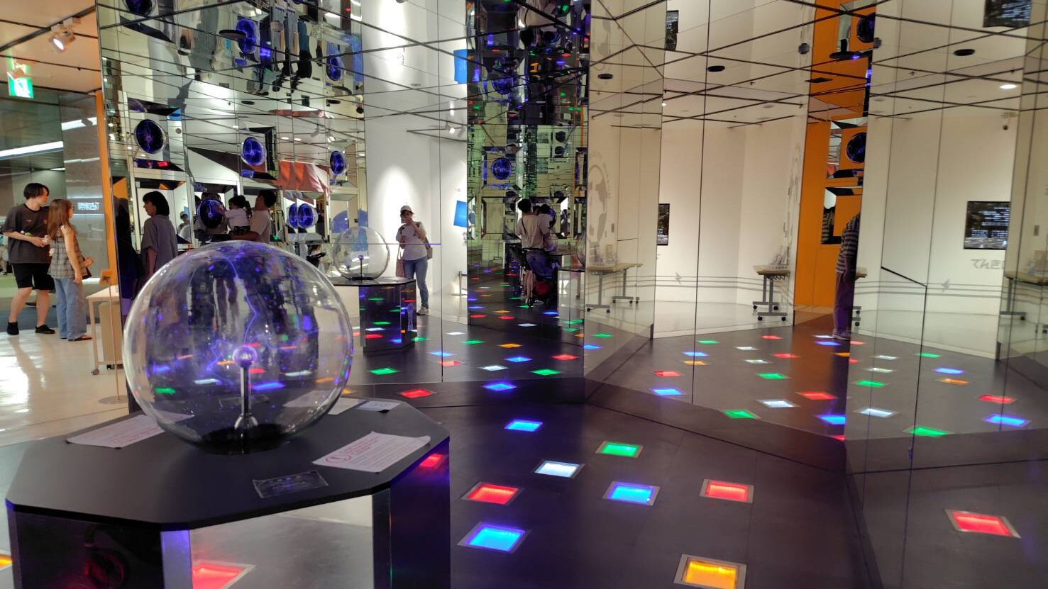 でんきの科学館ウェルカムゲートのプラズマボール