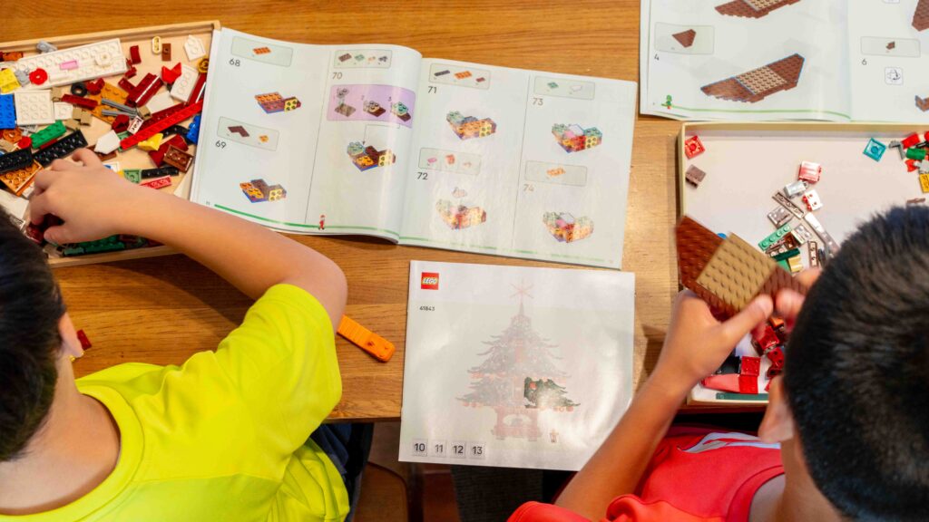 子どもがレゴブロックに集中している様子