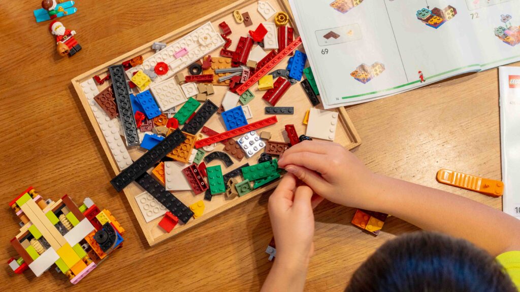 子どもがレゴブロックを組み立てている様子