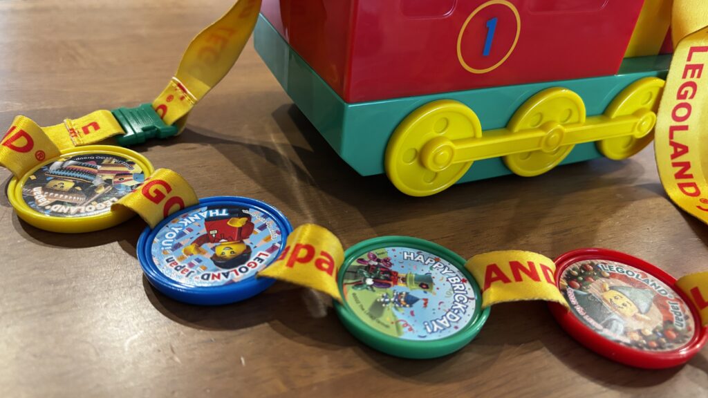 ポップコーンバケツにポップバッジをつけて楽しめる