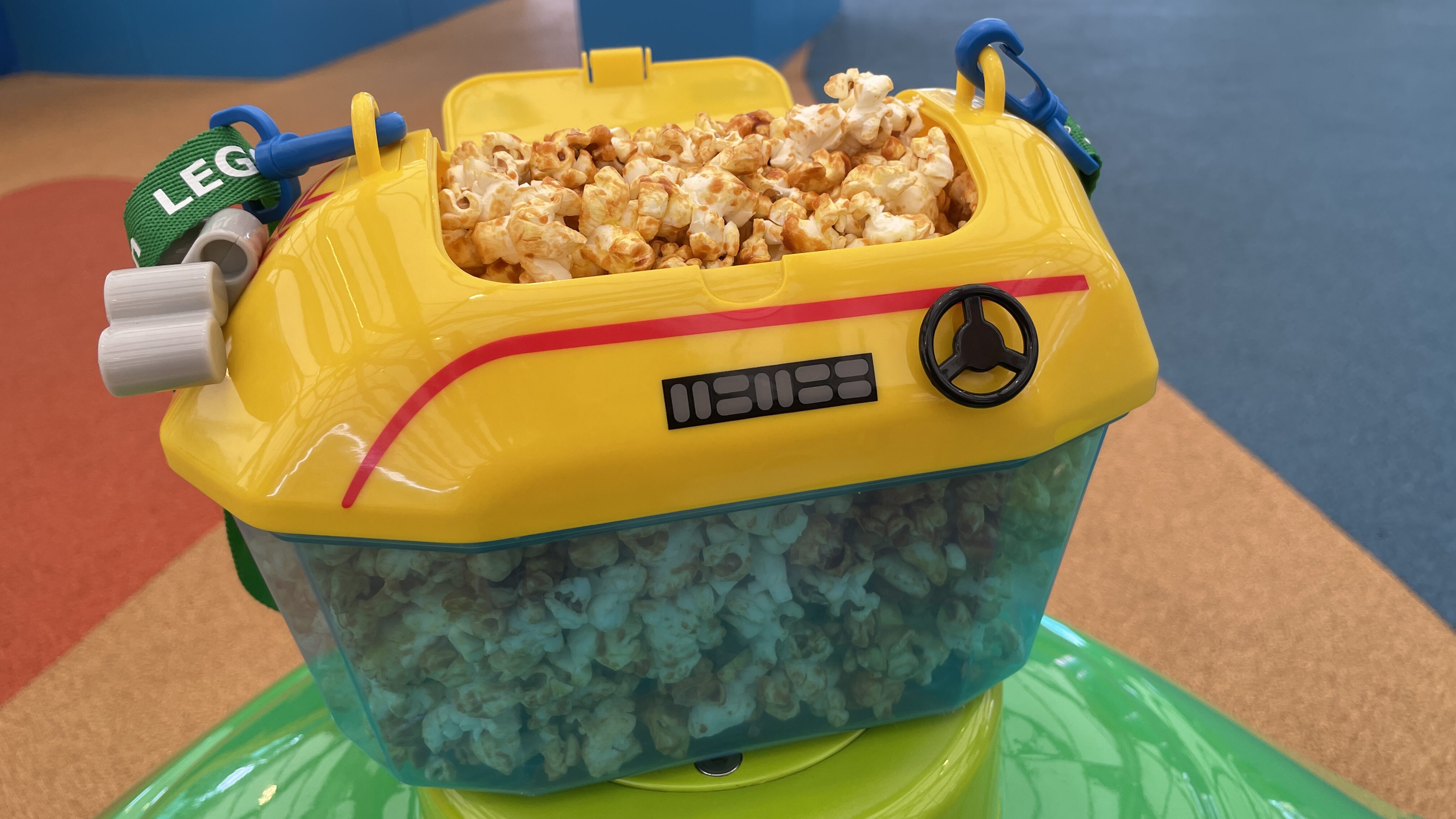 レゴランドのポップコーンバケツにリフィルでいっぱい入ったポップコーン