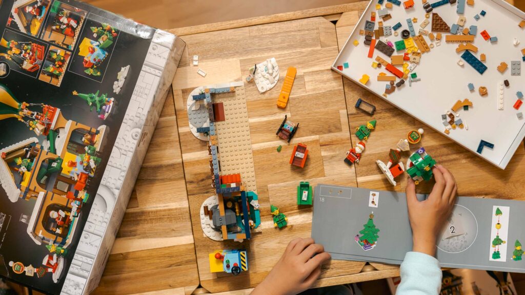 子どもがレゴブロックで遊んでいる様子