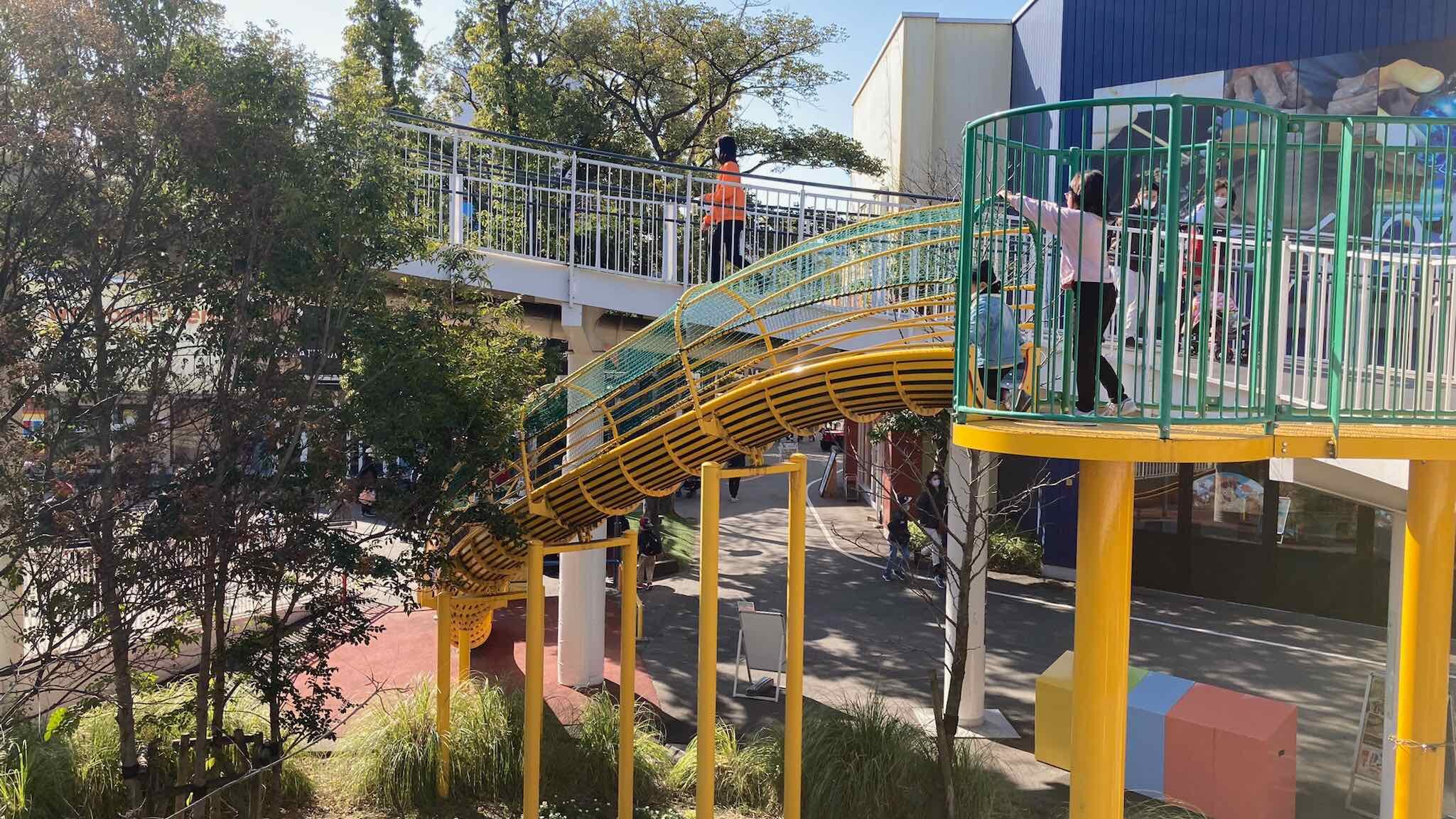 メイカーズ・ピアの滑り台とスロープ