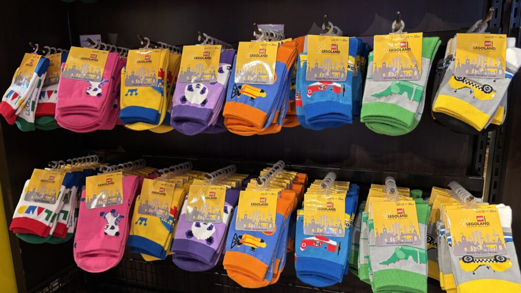 レゴランドで販売されているカラフルなキッズ用くつ下
