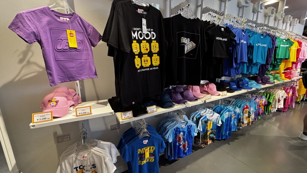 レゴランドのショップに並ぶ子ども用と大人用のTシャツ