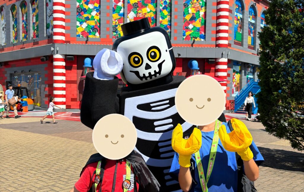 ミニフィグハンドをつけてキャラクターと写真を撮る子どもたち