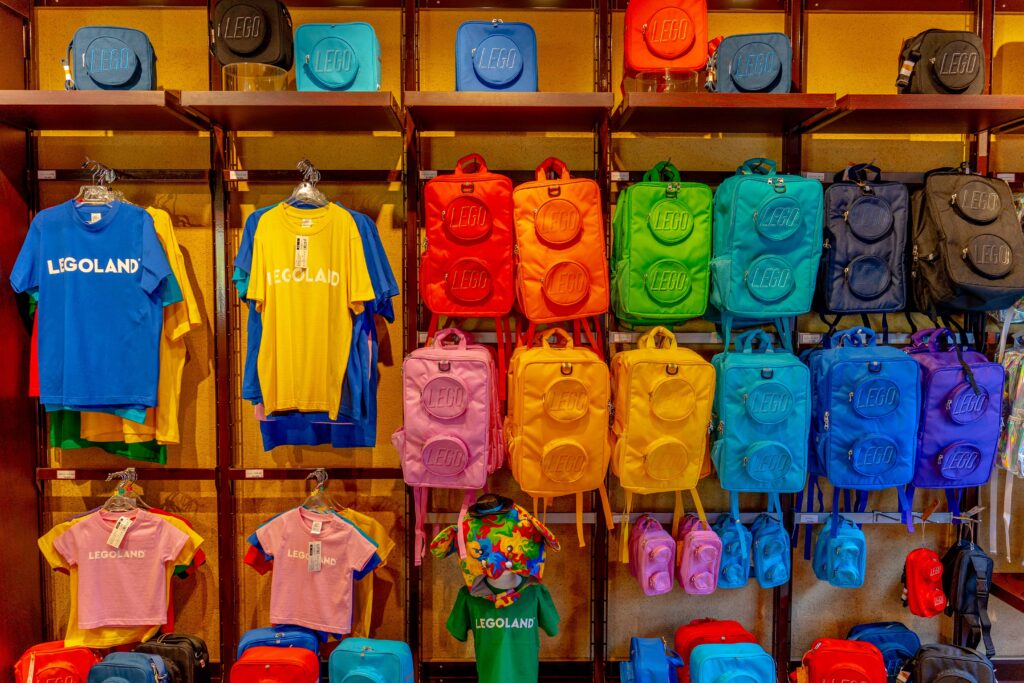 レゴランドのショップに並ぶカラフルなレゴリュックとTシャツ