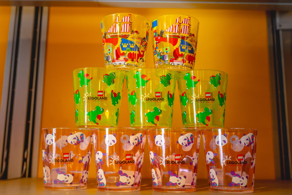 レゴランドで販売されているカラフルなプラコップ