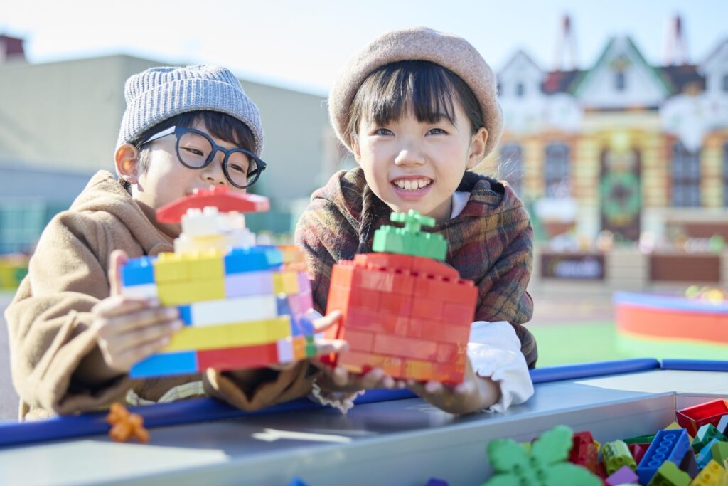 デュプロで作ったプレゼントボックスを持つ子ども