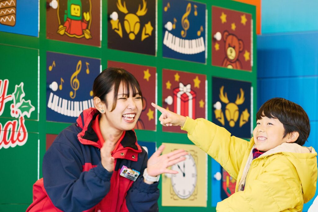 レゴレナさんと一緒になぞときに挑戦する子ども