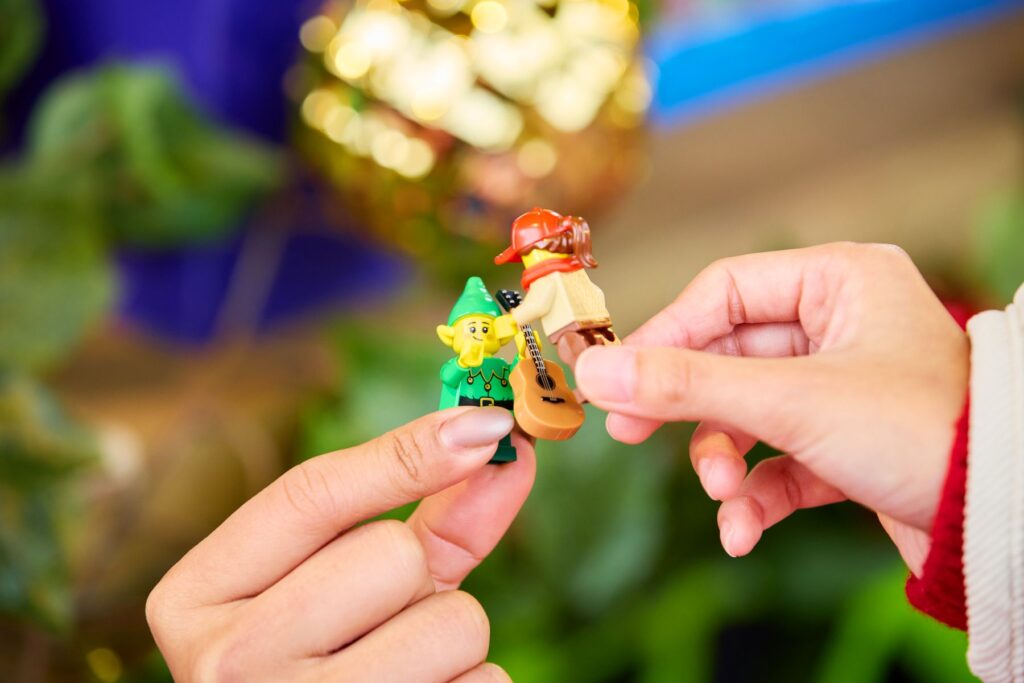 エルフのミニフィギュアを交換する手元
