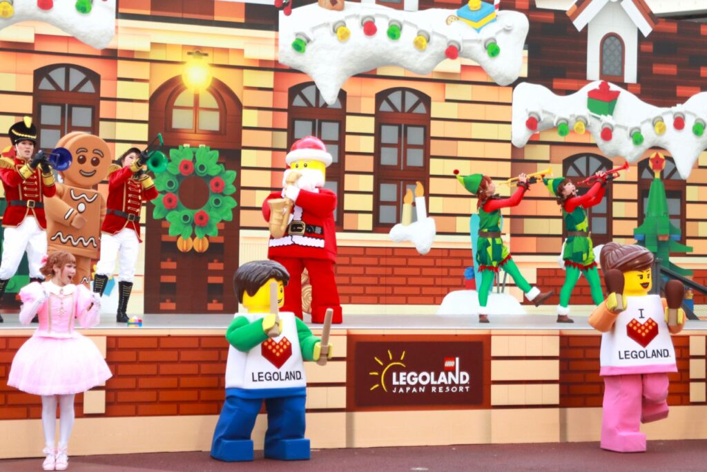 イベントエリアのステージで行われるクリスマスショー