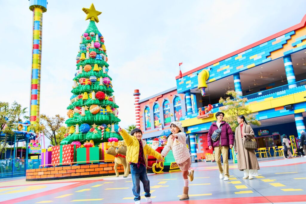レゴブロックで作られた巨大クリスマスツリー