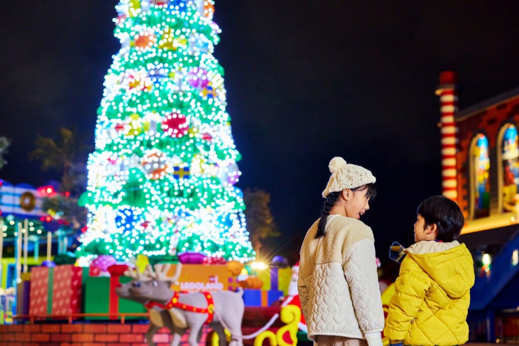 ライトアップされたデュプロの巨大クリスマスツリー