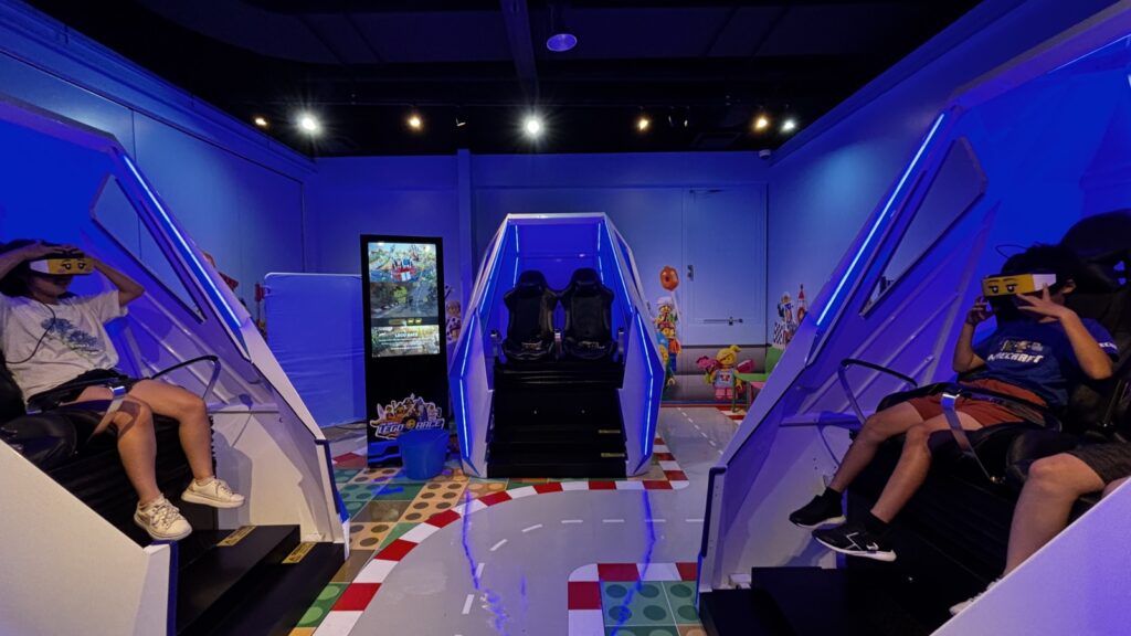 VRゴーグルをつけて座席に座る子どもたち