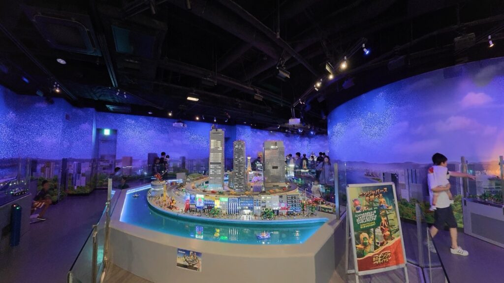 高層ビルや水辺を再現したLDC大阪のミニランドの全景