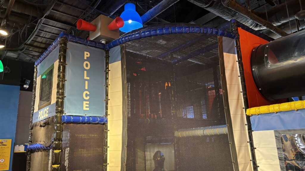POLICEの看板が付いたシティ・プレイゾーンの遊具の外観