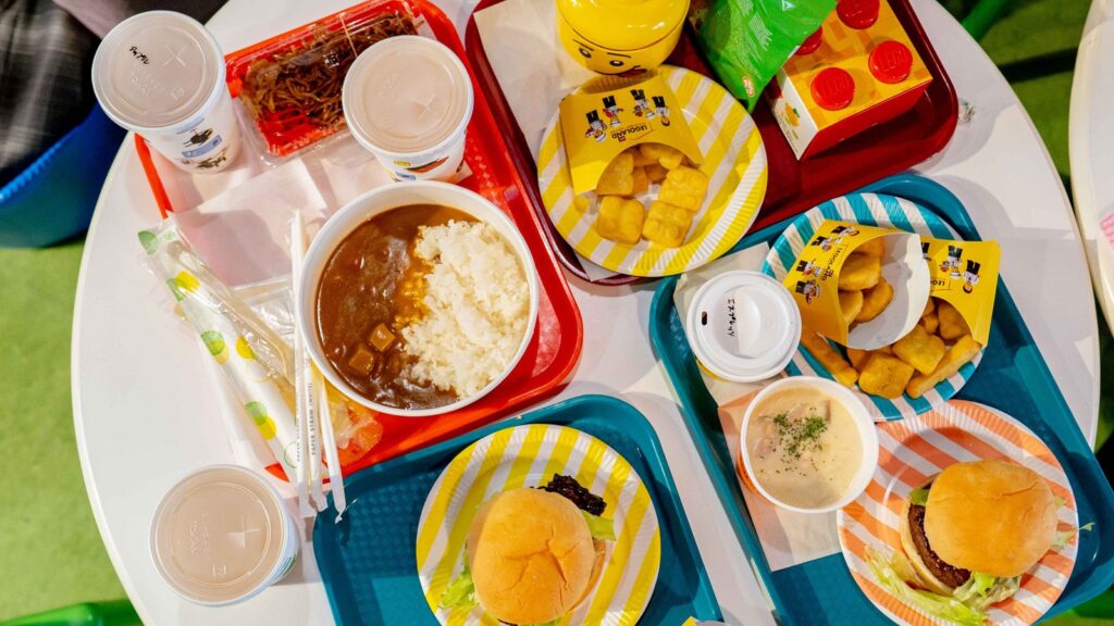 LDC大阪のカフェで食べたカレーやハンバーガー、ポテトのトレー