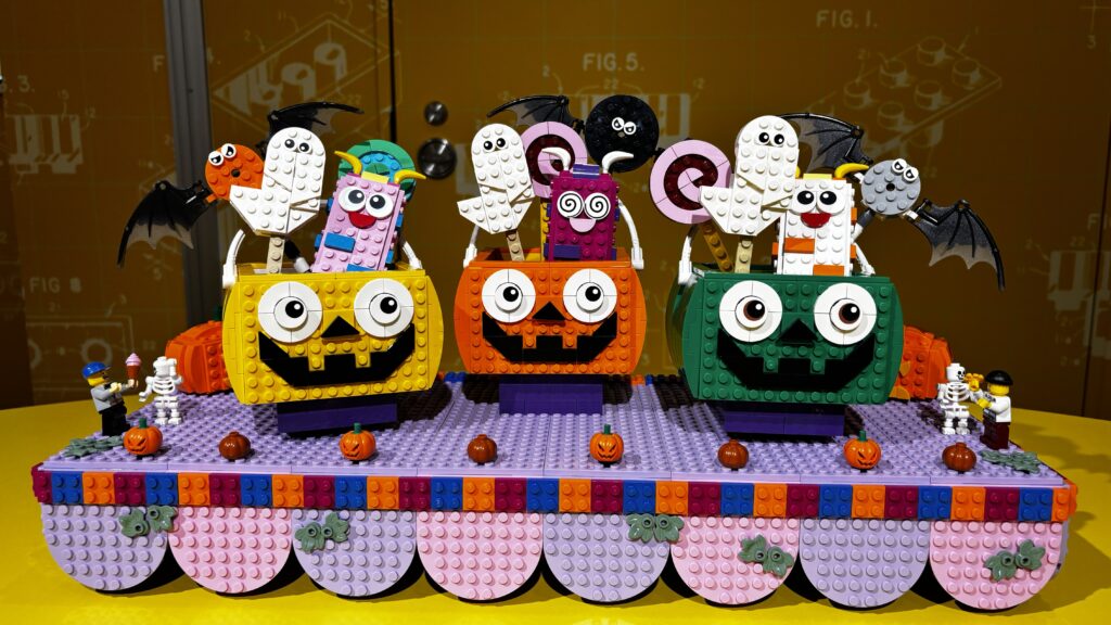 3色のカボチャにオバケやキャンディを詰めたパンプキン・パーティの見本