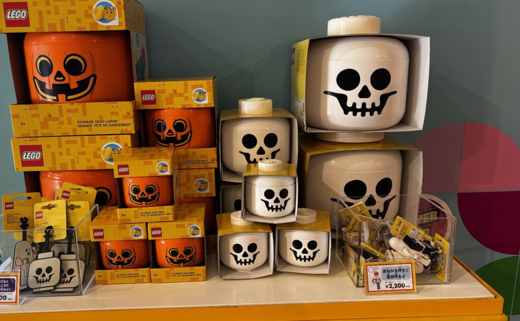 パンプキンとスケルトンの収納グッズが並ぶ2026年ハロウィングッズ売り場