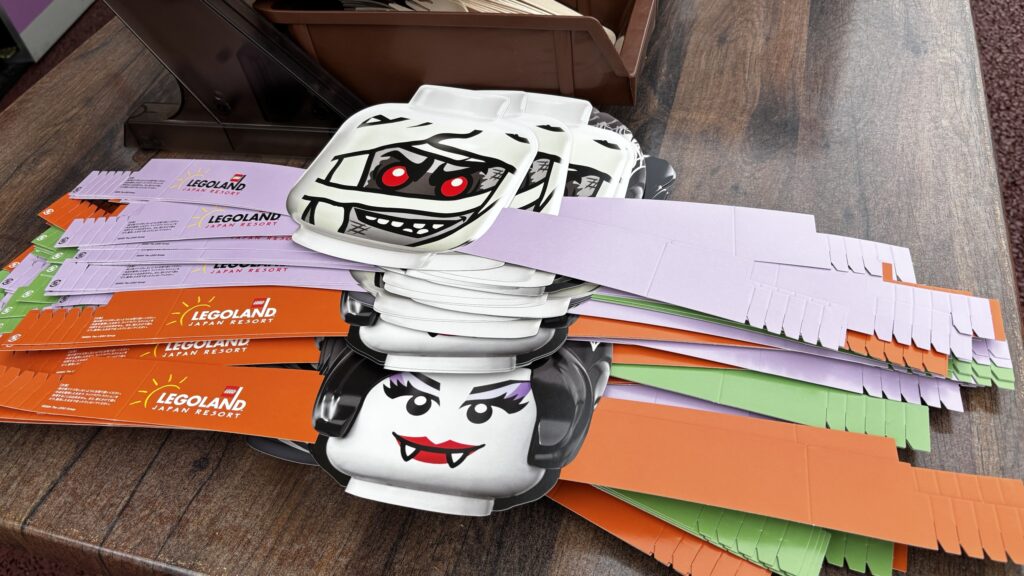 キッチンカーに置かれたハロウィンのペーパーハット