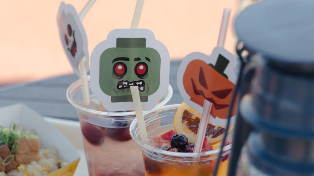 ドリンクのストローに刺したハロウィンキャラクターの紙