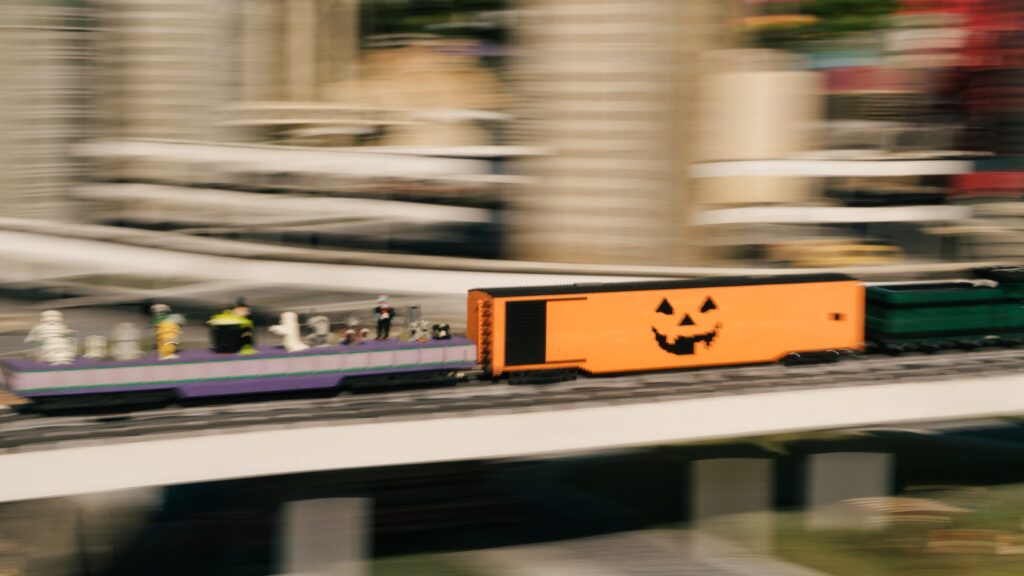 ミニランドを走るカボチャ柄の貨物列車