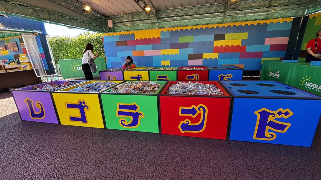 レ・ゴ・ラ・ン・ドの文字が並ぶキャンディ・ハントのお菓子箱