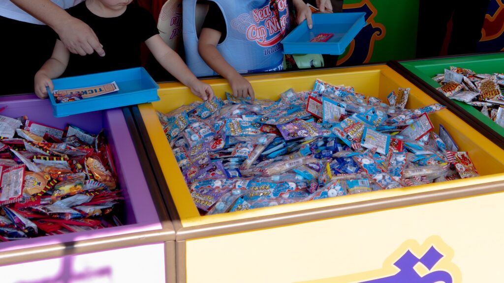 箱の中からお菓子を選ぶ手元