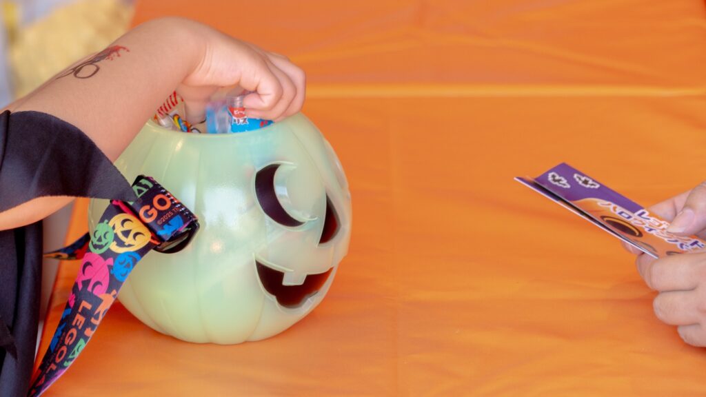 お菓子を入れたカラフルパンプキン
