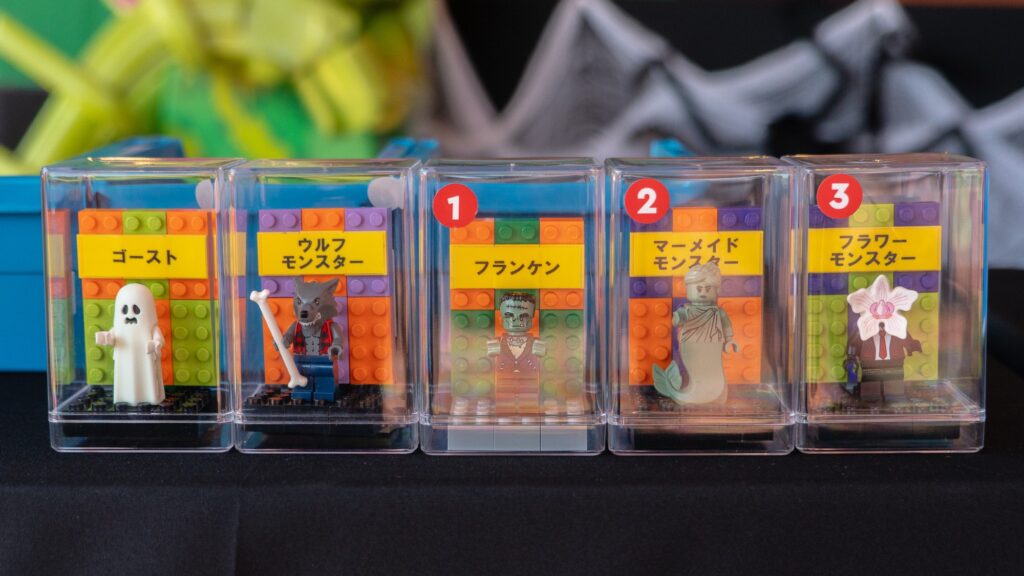 番号つきで並ぶハロウィン限定ミニフィギュア