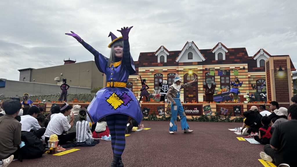 観客の前で踊る魔女の衣装のダンサー