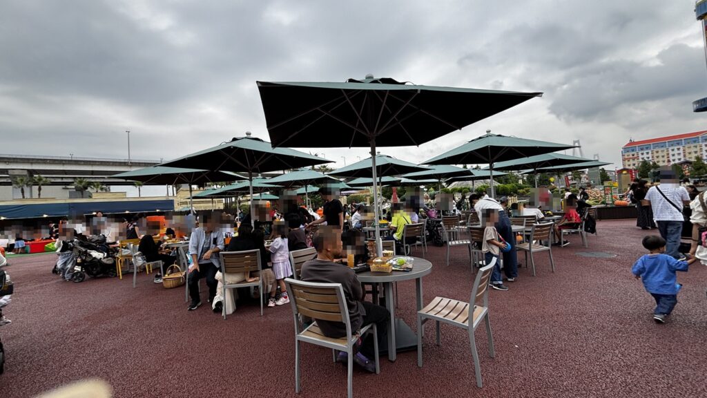 日曜の昼に満席のイベントエリアの飲食スペース