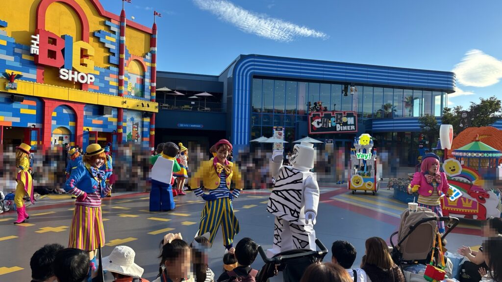 ジャイアントパンプキン近くの広場で行われるまたきてマーチ